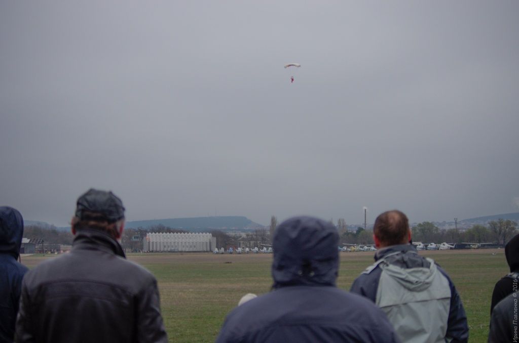 Взлет России, радиоуправляемая модель, а на ней радиоуправляемый парашютист 